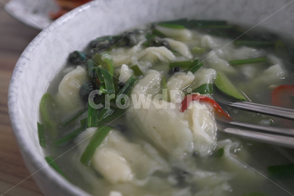다슬기,수제비,이색음식,다슬기수제비,부추,해장음식,해장국,음식,식재료,요리,food,cook,meal,dishes,food reserves,한식,한국음식,한국요리,korean food,korean dishes,korean meal,korean cook