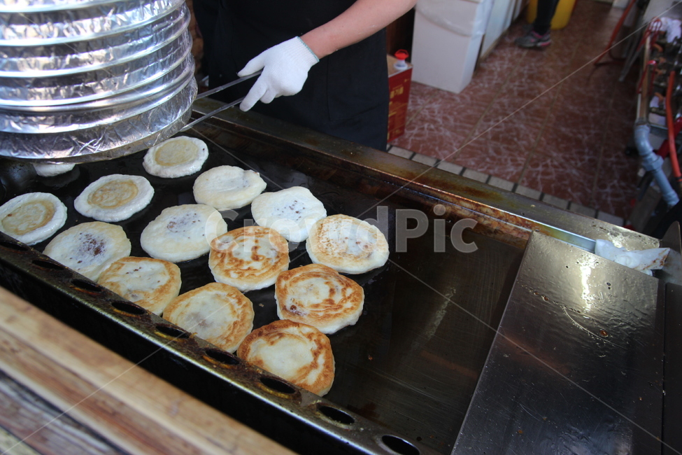 hotteok,street food,work,Korean food,cooking,commerce,sales,food,labor,street vendor