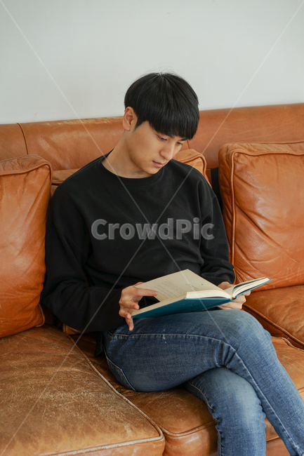 쇼파,소파,휴식,남성,남자,거실,휴일,sofa,실내,쿠션,rest,가구,책,독서,book