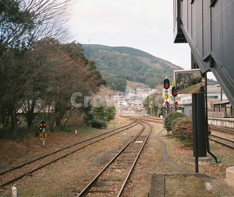 기찻길,철도,철길,신호등,산,나무,풍경,기차,필름사진,일본풍경
