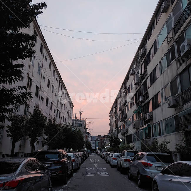 구름,하늘,아파트,도로,골목길,주차,자동차,노을,낡은,오래된,apart,sky,car,차량,automobile,vehicle,asphalt,아스팔트