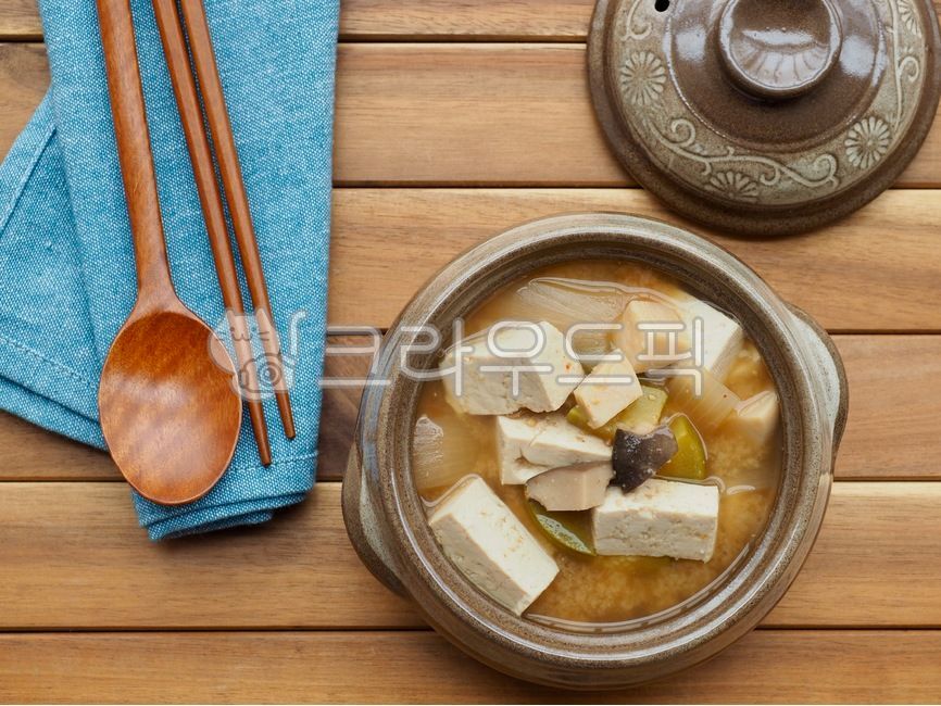 된장국,된장찌개,숟가락,젓가락,반찬,배경,음식,요리,한국음식,아시아음식,전통음식,두부,뚝빼기,한국문화,웰빙,웰빙음식,misosoup,soybeanpastestew,spoon,chopsticks,sidedish,background,food,cooking,koreanfood,asianfood,traditionalfood,tofu,photography,koreanculture,wellbeing,wellnessfood,음식,식재료,요리,food,cook,meal,dishes,food reserves
