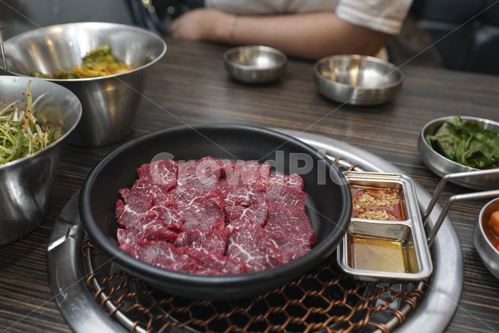 육사시미,소고기,한우,음식,술안주,안주거리,육식,육류,날것,소,색감,레드,한식