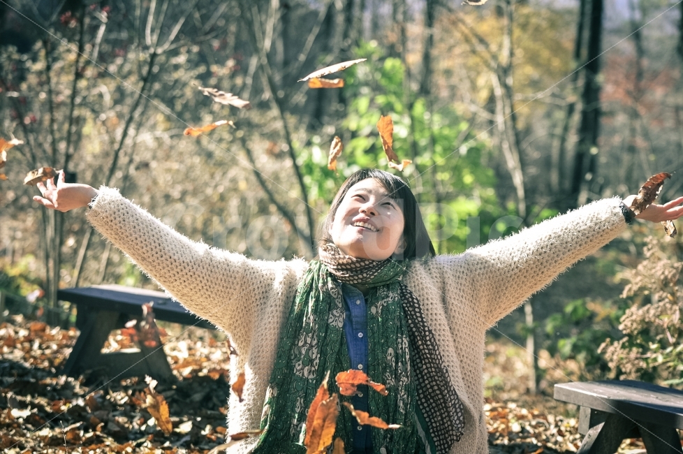 가을,행복,즐거움,낙엽,기쁨,인물사진,모델,가을,계절,fall,autumn,season,사람,인물,인간,human,person,얼굴표정,facial expression,face,여성,여자,woman,female,lady,감정표현,기분,feeling,emotion