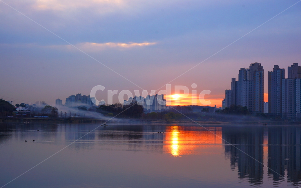 호수,여명,해돋이,일출,풍경,빛,하늘,구름,자연,아침,도시,풍경,city,landscape,한국도시풍경,한국도시경관,korea cityscape,nature,outdoors,옥외,red sky,붉은 하늘,dusk,황혼,dawn,새벽,sunset,일몰,sky