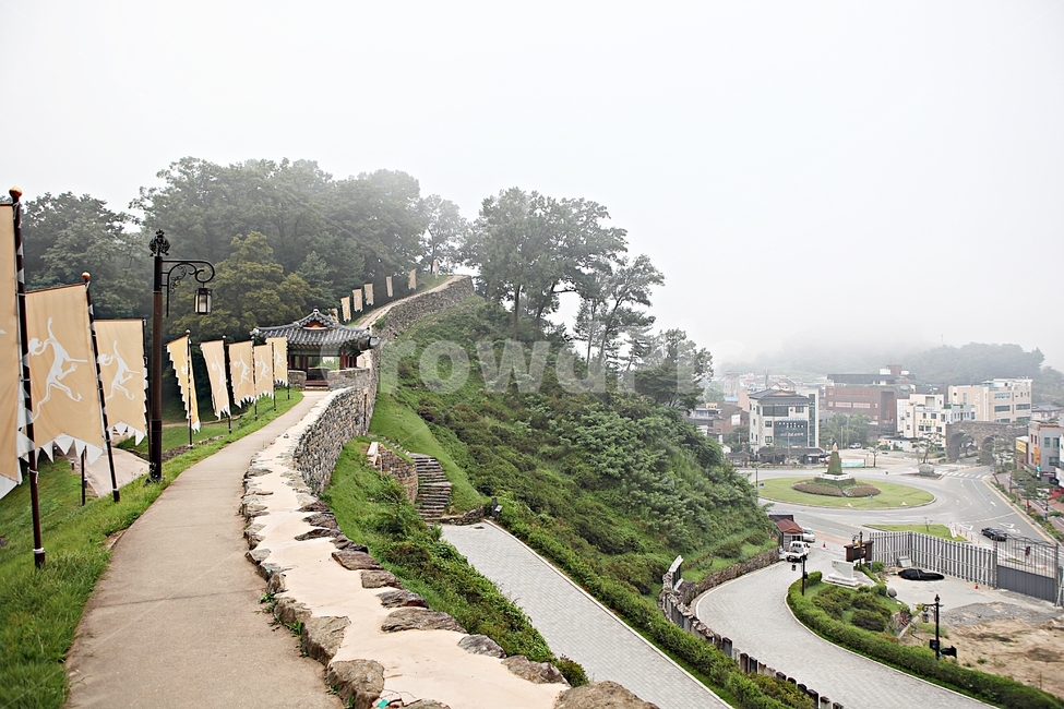 공주산성,산성,성,성곽,숲,숲길,돌담,담,여름,기와,풍경,나무,식물,세계문화유산,랜드마크,landmark,tourist attraction,한국랜드마크,한국관광지,한국명소,korea landmark,korea tourist attraction