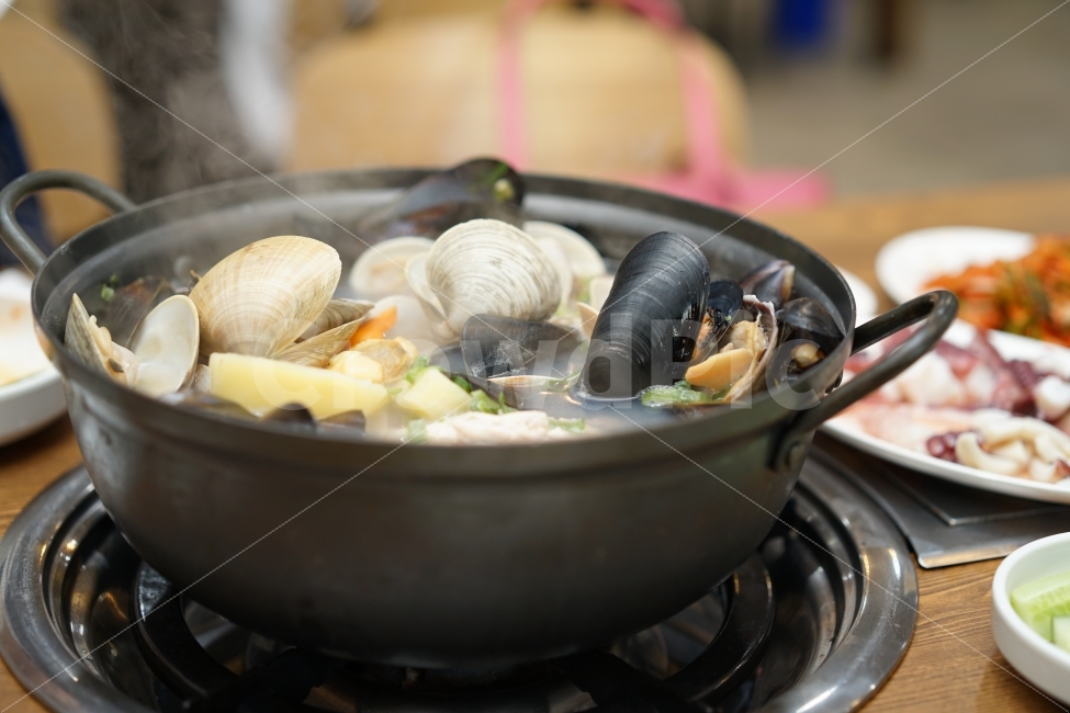 	해물,조개,해산물,국물요리,국물,해천탕,보양식,원기회복,술안주,안주,가리비,홍합,음식,푸드,음식,식재료,요리,food,cook,meal,dishes,food reserves,수산물,해산물,fishery products,seafood,한식,한국음식,한국요리,korean food,korean dishes,korean meal,korean cook