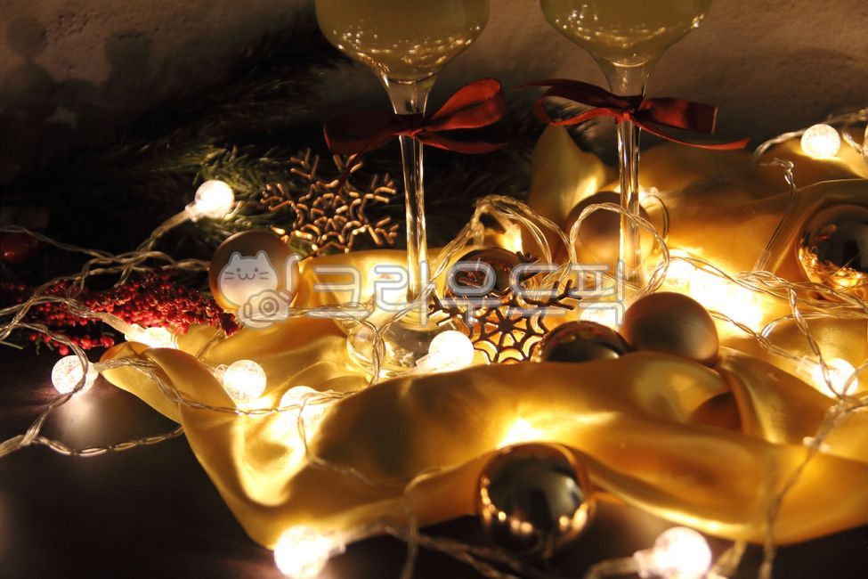cozy,simple,red,Christmas background,Ribbon,party space,copy space,champagne,darkness,decoration,alcohol,glass,festival,ornaments,lighting,christmas,drink,2,light,background,shining,party,wine,object,light bulb,balls,yearend party,liquor,champagne glass,s