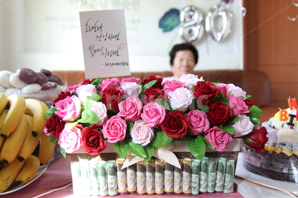 인간,사람,꽃,human,할머니,팔순잔치,생일,조카,손자,손녀,아들,딸,가족,대가족,잔치,식물,기념일,축하,anniversary,congratulation,celebrate,celebration