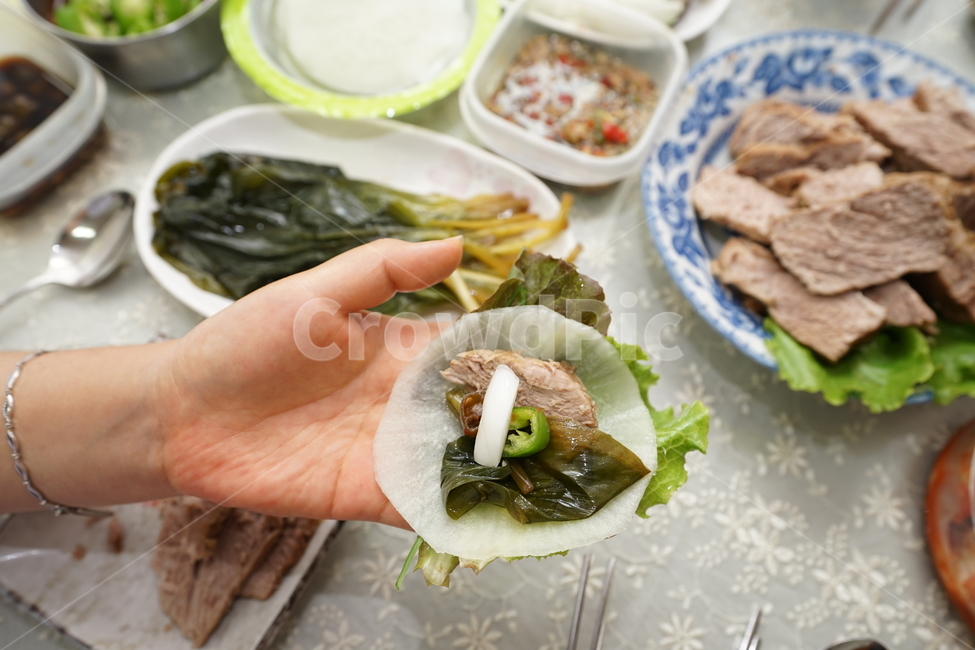 육류,고기,수육,음식,쌈,명이나물,푸드,안주,안주거리,식사,육식,돼지고기,야채,한식,사람,인물,인간,human,person,신체일부,몸,body,음식,식재료,요리,food,cook,meal,dishes,food reserves,육류,고기,meat,한식,한국음식,한국요리,korean food,korean dishes,korean meal,korean cook