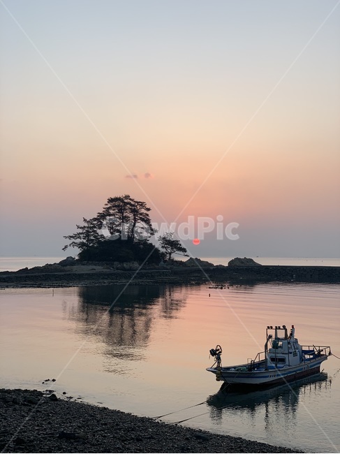 소등섬,전라남도,장흥,일출,sunrise,아침,새벽,바다,섬,island,sea,outdoors,옥외,land,nature,자연,ocean,대양,water,물,shoreline,해안선,coast,연안,해,해돋이,boat,보트,watercraft,선박,vessel