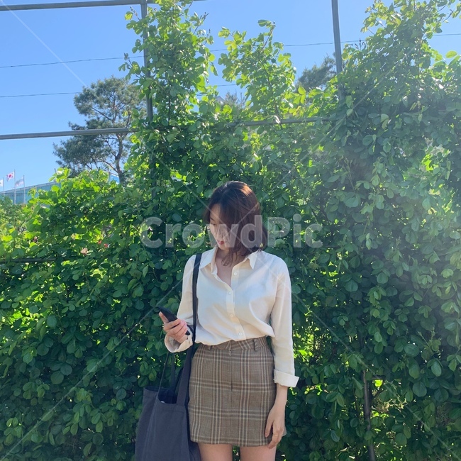 person,사람,의류,clothing,야외,패션,숲,나무,여자,woman,셔츠,치마,skirt,사람,인물,인간,human,person,여성,여자,woman,female,lady
