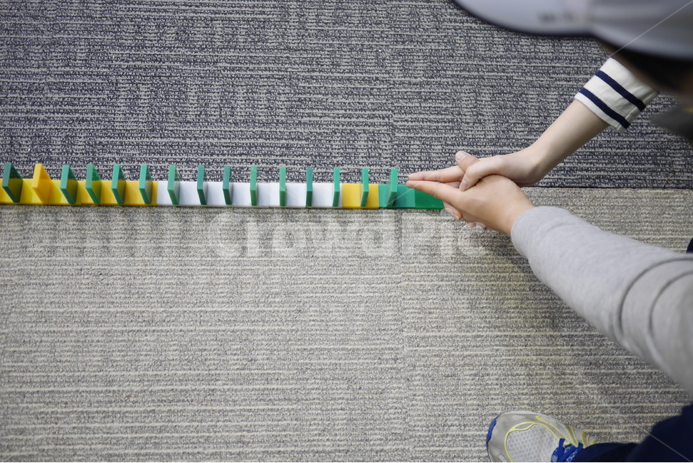 도미노,도미노게임,협동,워크숍,단체게임,시작,출발,domino,dominoes,사람,인물,인간,human,person,신체일부,몸,body,게임,오락,놀이,game,play
