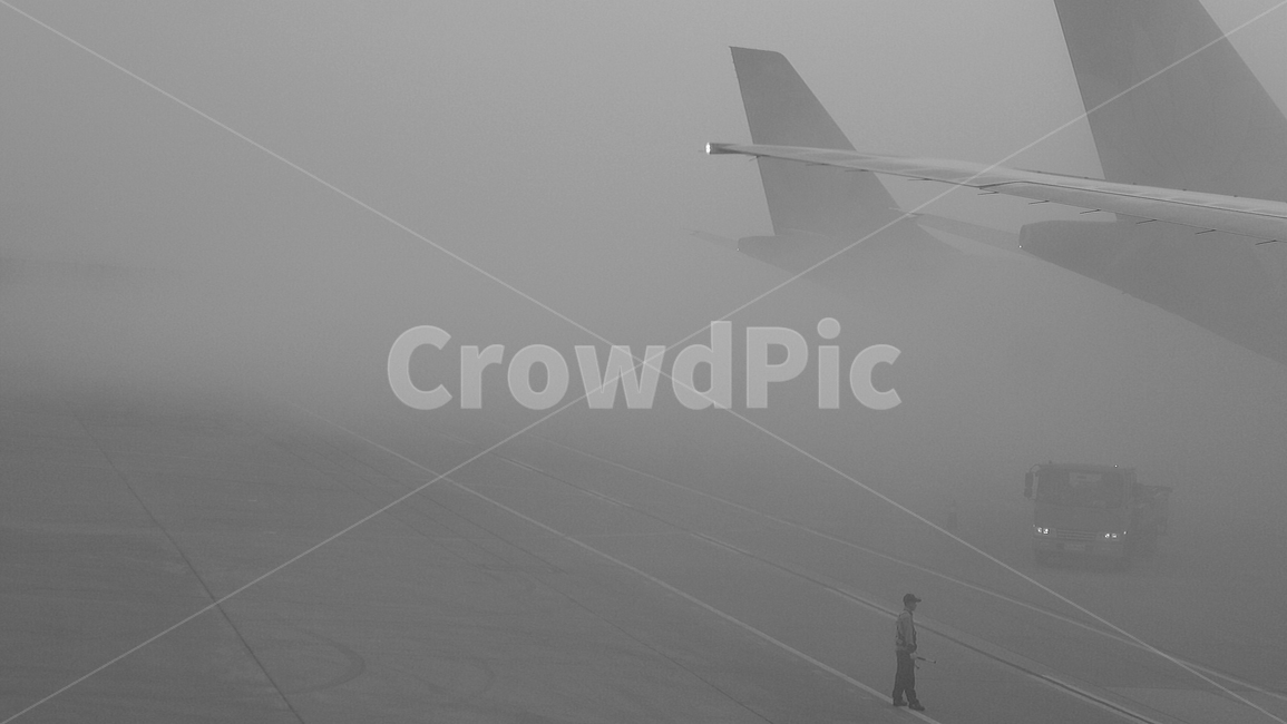 공항,비행기,안개,안내,착륙,서행,흑백,모노톤,monochrome,black and white,교통,교통수단,traffic,transportation