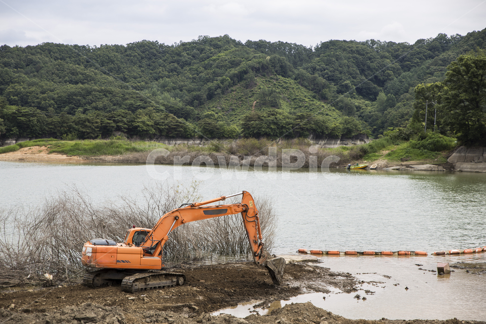 포크레인,공사현장,자연,숲,물,건설,산업,industry,industrial