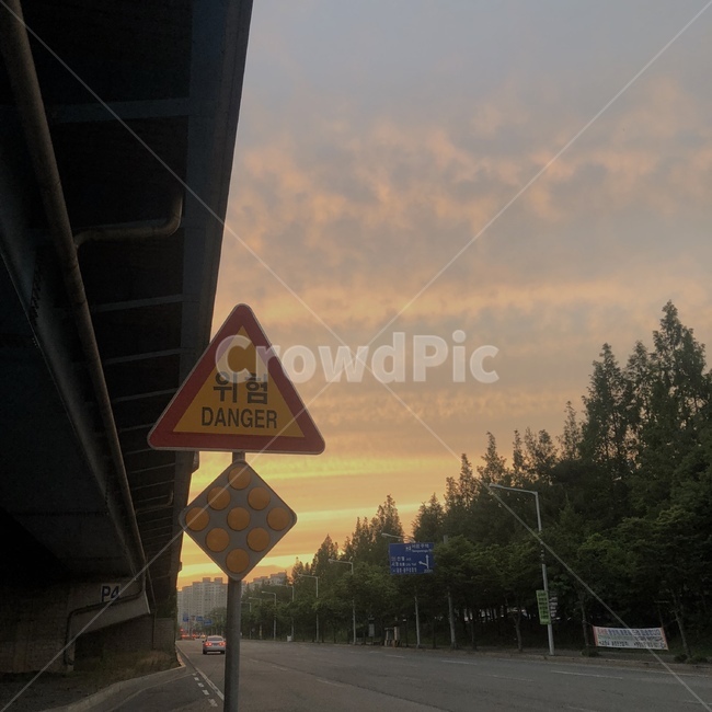 표지판,노을,하늘,도로,감성,교통,교통수단,traffic,transportation