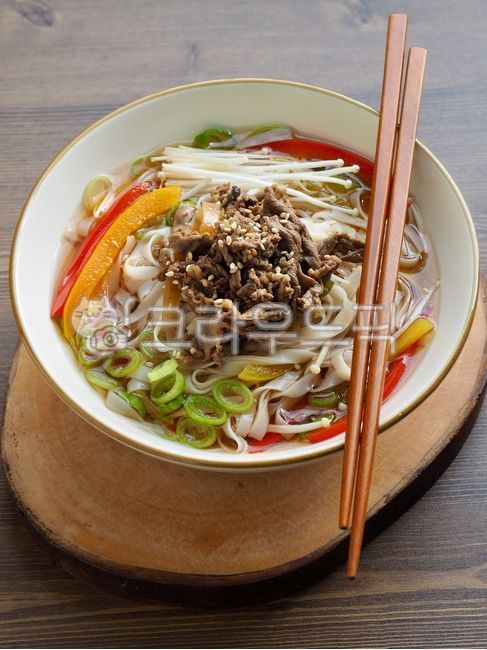 음식,아시아음식,쌀국수,국수,소고기,소고기쌀국수,배경,채소,국물,요리,웰빙,웰빙음식,food,asianfood,ricenoodles,noodle,beef,beefnoodlesoup,background,vegetable,soup,cooking,wellbeing,wellbeingfood,음식,식재료,요리,food,cook,meal,dishes,food reserves