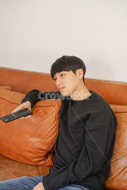 쇼파,소파,휴식,남성,남자,거실,휴일,sofa,실내,쿠션,rest,가구,tv,텔레비전,리모컨,티비,시청,지루함,따분함,심심함,집콕,방구석,일상