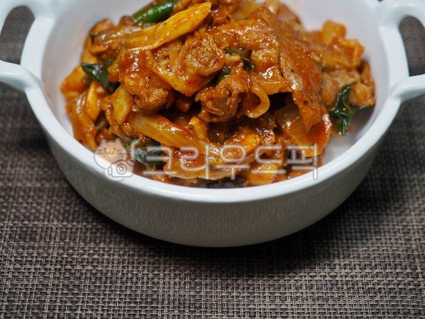 돼지불고기,불고기,제육볶음,한국음식,음식,한식,고기,요리,돼지고기요리,매운음식,고추장불고기,돼지고기볶음,야채,반찬,porkbulgogi,bulgogi,beefstirfry,koreanfood,food,meat,cooking,porkdishes,spicyfood,gochujangbulgogi,roastpork,vegetable,sidedish