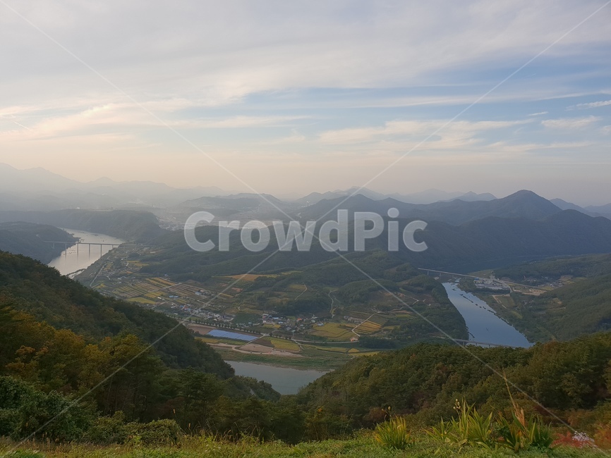 산,구름,강,노을,하늘,자연,다리,집,밭,나무