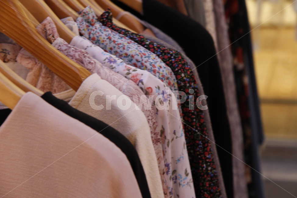 apparel,의복,clothing,옷,셔츠,다양한색,상의,전시,여성용,의류,패션스타일,의상,fashion,style