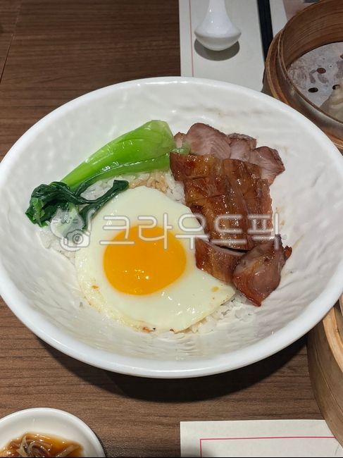 egg,계란,food,음식,고기,돼지곡,청경채,덮밥