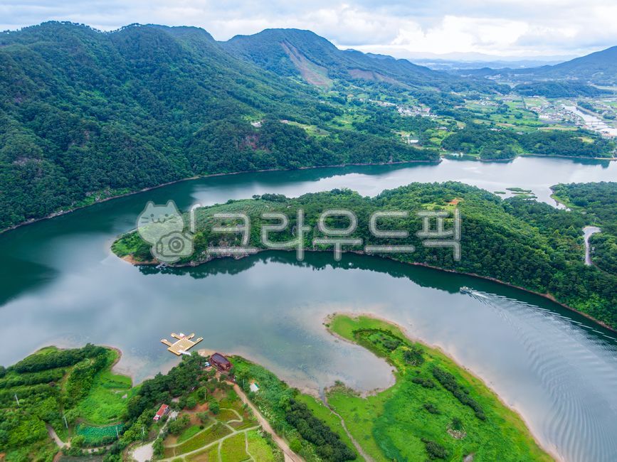 산막이옛길,괴산호,호수,물길,물,강,산,산맥,녹색,초록색,여름,흐림,유람선,배,관광지,시골,자연,풍경,야외,실외,충북,충청북도,괴산군,괴산