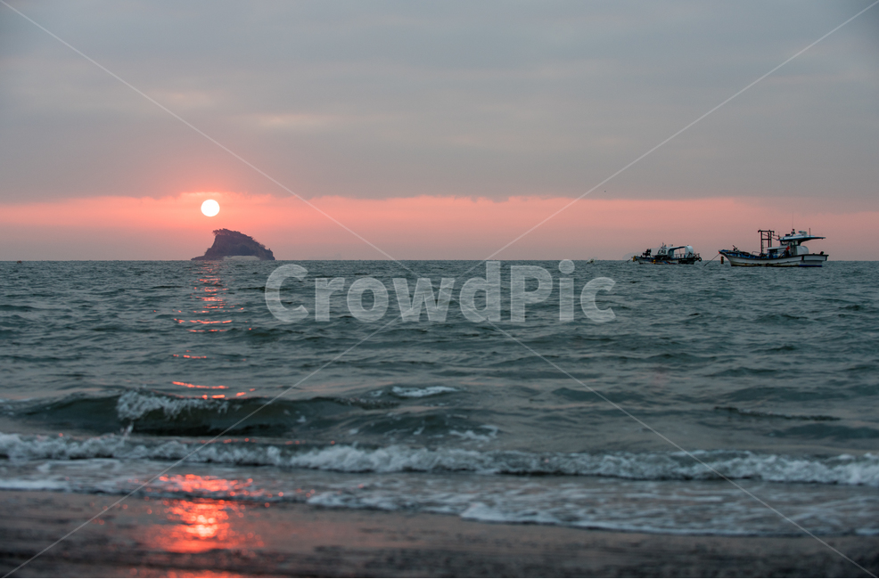 바다,풍경,일출,구름,하늘,매도랑,섬,태양,해,sea,island,sky,sun,sunset,cloud,landscape,배,선박,교통수단,고기잡이,어선,출어,샤크섬,노을,자연,풍경,nature,landscape,산업,industry,industrial,어업,fishery,fishing industry,교통,교통수단,traffic,transportation,outdoors,옥외,vehicle,차량,boat,보트,water,물,ocean,대양