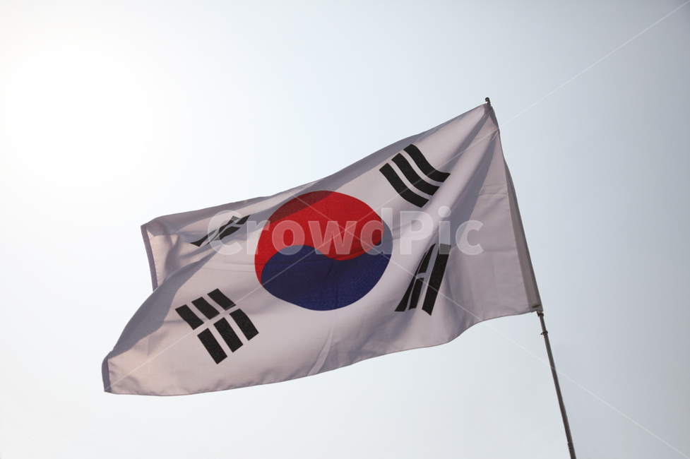 태극기,국기,깃발,휘날리는,펄럭이는,애국,애국심,한국,대한민국,태극,바람,실외,야외,하늘,햇빛,빛,역광,빛나는,배경,백그라운드