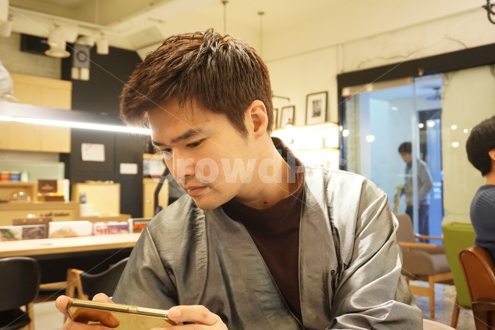 미용실,염색,갈색머리,집중,몰두,스마트폰,휴식,미용,male,brownhair,사람,인물,인간,human,person,남성,남자,man,male,뷰티,미용,beauty treatment
