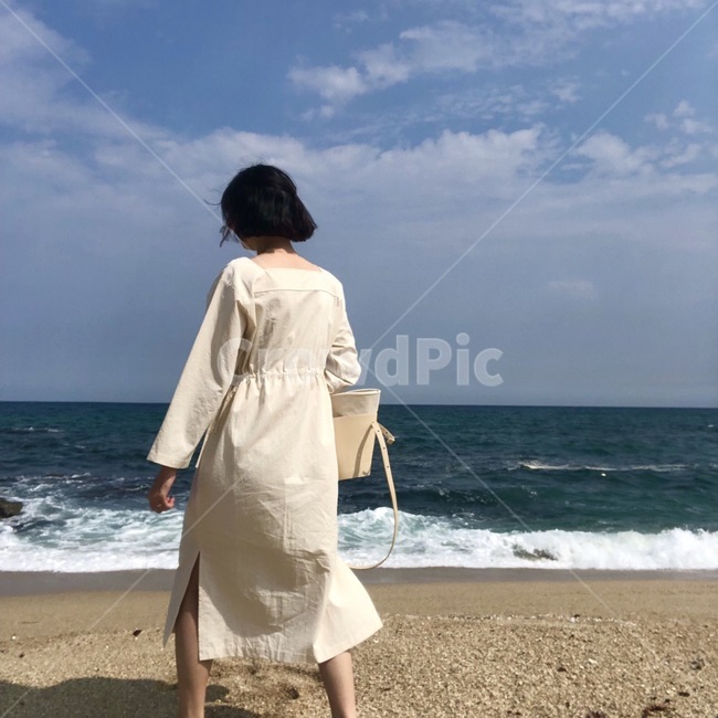 의류,의복,apparel,clothing,원피스,바다,바닷가,파도,파란하늘,여자,자연,outdoor,ocean,sea,해수욕장,해변,바다,beach,sea,여성,여자,woman,female,lady