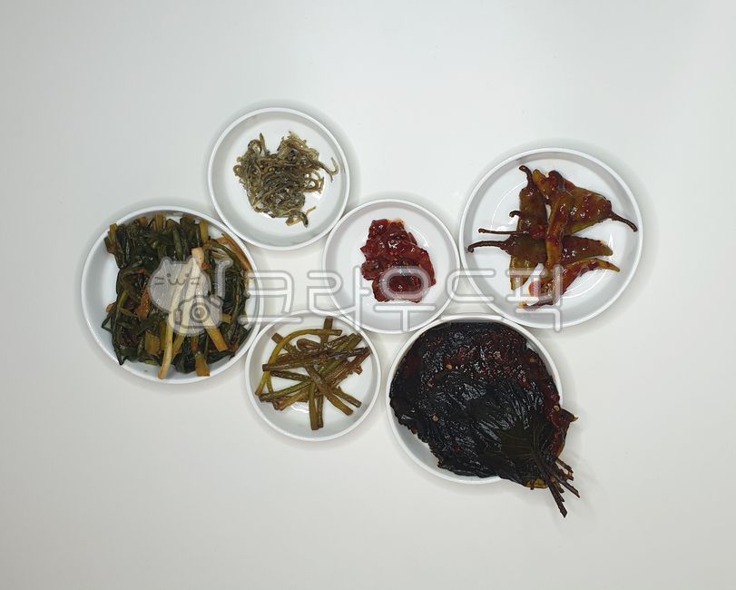 kimchi,Garlic sprouts,Korean,Octopus Jeotgal,koreantraditionalfood,Chili pepper,food,side dish,anchovy,green onion kimchi,Seasoned perilla leaves,Sesame