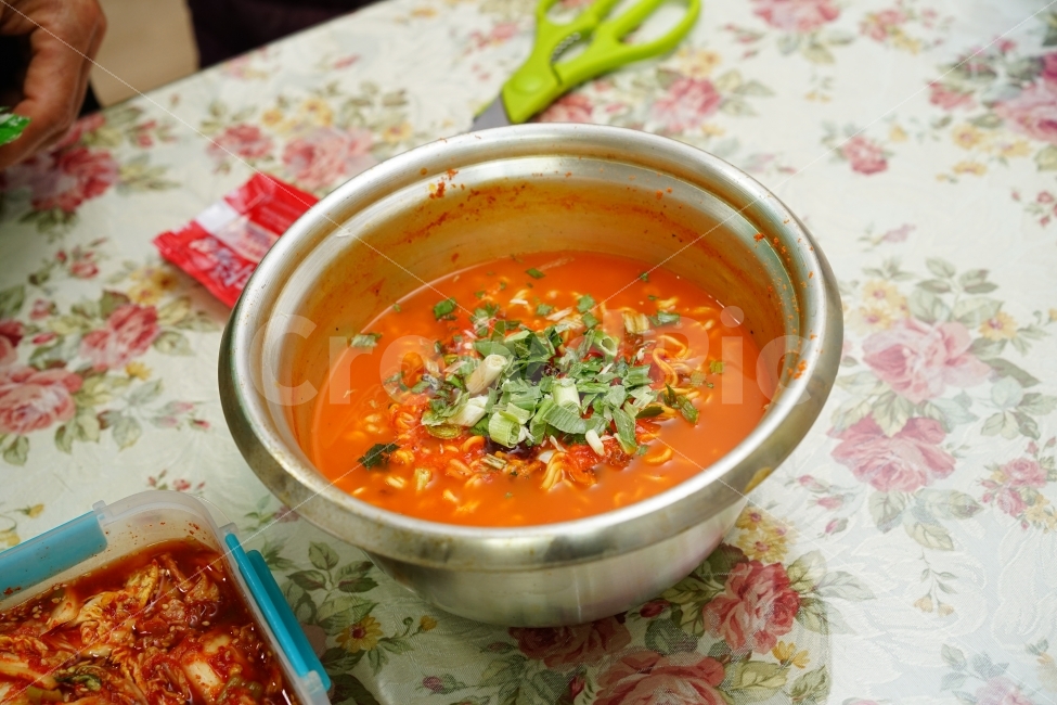 라면,냄비,국물,면발,면요리,간식,야식,식사,별미,해장,음식,국물요리,집밥,일상,남비,먹방,음식,식재료,요리,food,cook,meal,dishes,food reserves,한식,한국음식,한국요리,korean food,korean dishes,korean meal,korean cook