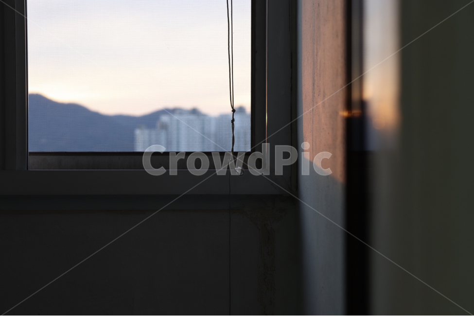 homedecor,가정장식,window,창문,curtain,커튼,windowshade,창그늘,계절,감성사진,감성,색상,색채,채도,풍경,색감,경치,슬픔,외로움,고독,건물,창문사이