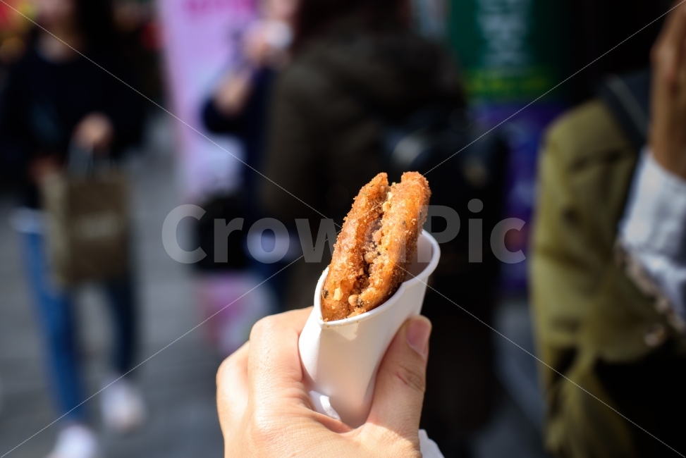 음식,씨앗호떡,부산명물,국제시장,호떡,사람,손,명소,시장,사람,인물,인간,human,person,신체일부,몸,body,음식,식재료,요리,food,cook,meal,dishes,food reserves,디저트,간식,후식,dessert,snack