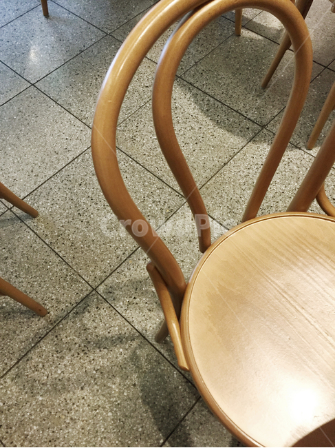 의자,chair,가구,카페의자,원목의자,나무의자,바닥,그림자,감성,시선,기다림,furniture,여유,사물,물건,오브젝트,thing,object,matter