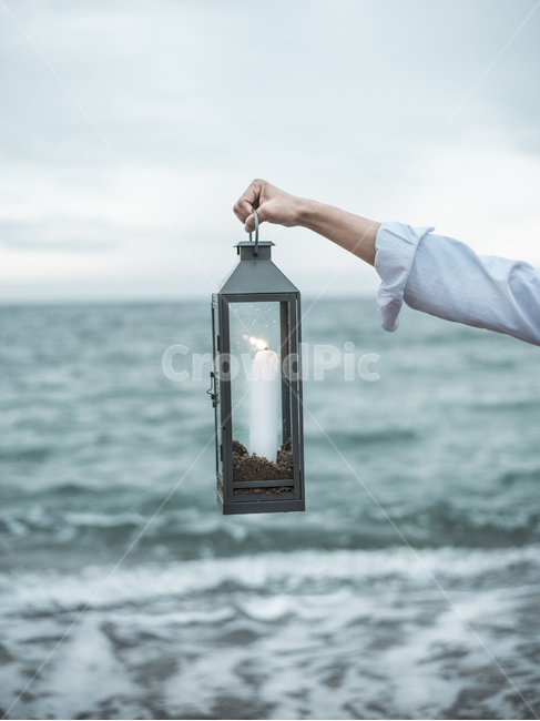 바다,감성,몽환,겨울,가을,봄,초,렌턴,랜턴,바람,외로움,쓸쓸함,이별,추위,시선,혼자,alone,sad,sea,촛불,사람,인물,인간,human,person,신체일부,몸,body,감성,sensible,feeling,사물,물건,오브젝트,thing,object,matter