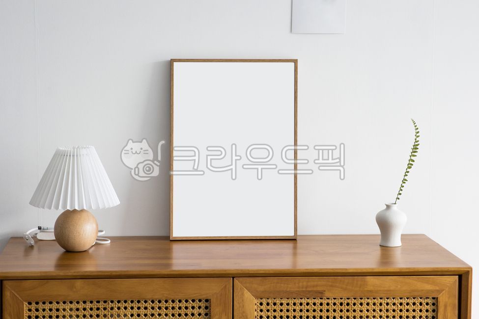 액자,빈액자,그림,인테리어,벽,전등,서랍장,소품