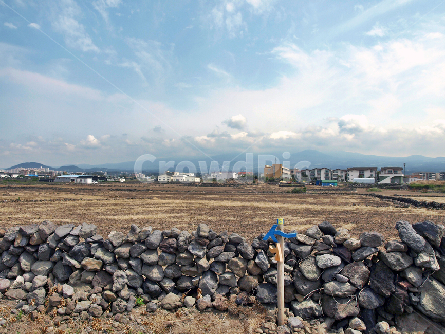 화살표,올레표식,돌담,올레17코스,올레,제주,밭,한라산,구름,제주도,jeju,jeju island,시골,마을,풍경,landscape,country,rural,town,rubble,파편,wood,나무