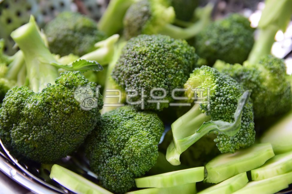 Fresh,cut,stainless steel,broccoli,vegetable,pot,ingredients,diet,flashlight,cropped,green,steamer,health,Subdivision,vitamin,food,stainless,foodreserves,cutting,animated,fresh,brocoli