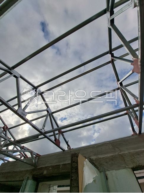 리모델링,폐허,폐가,낡은주택,오래된주택,빈집,개조,지붕,골조,지붕골조,개축,개축공사,주택공사,개조공사,철골,프레임,벽,창틀,창문