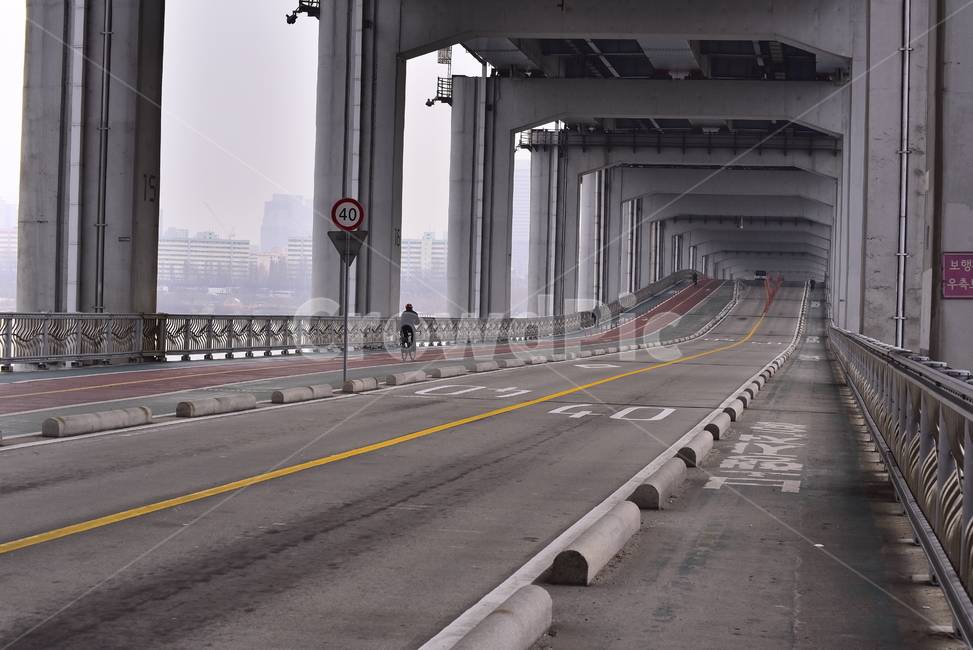 잠수교,다리,한강다리,실루엣,자전거,자전차,이륜차,텅빈,길,차도,인도,road,도로,freeway,human,인간,person,사람,구조물,건축물,빌딩,교각,패턴,끝없는,중앙선,건축물,건물외관,exterior,building,structure,architecture,construction