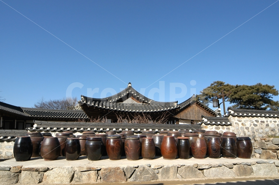 한옥,장독,장독대,항아리,기와집,양반집,장,한국,전통,한국전통,민속,담,담장,전통담,전통담장,건축물,건물외관,exterior,building,structure,architecture,construction,한국전통,한국문화,korean traditional,korean culture