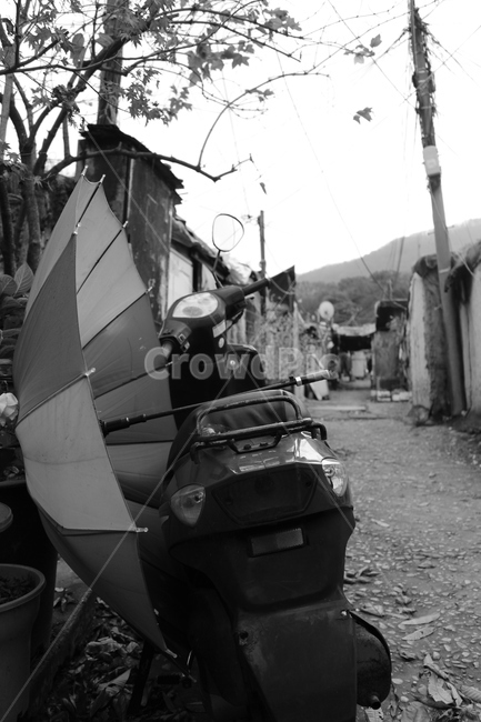 시골,흑백,감성,오토바이,우산,흑백,모노톤,monochrome,black and white