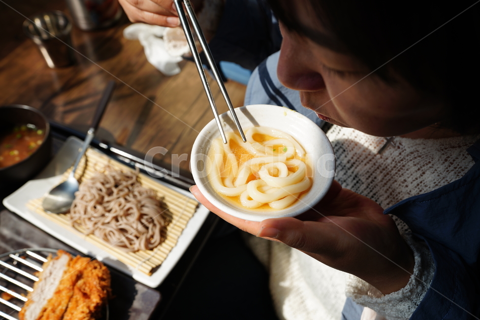 음식,우동,국물,먹방,식사,젓가락,면,푸드,일식,사람,인물,인간,human,person,음식,식재료,요리,food,cook,meal,dishes,food reserves,면류,면요리,noodles,일식,일본음식,일본요리,Japanese food,Japanese dishes,Japanese meal,Japanese cook