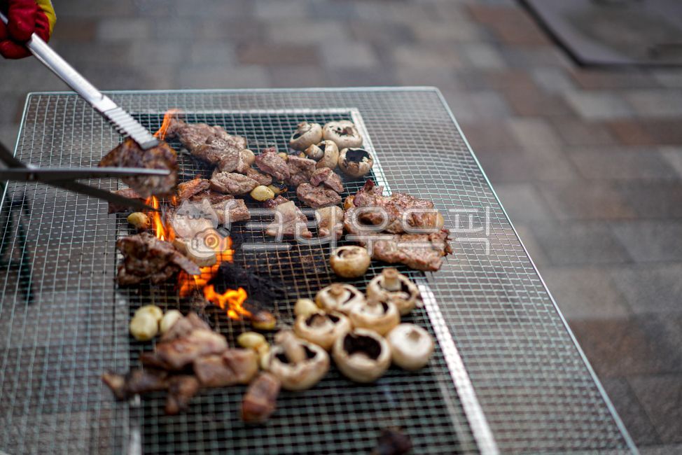 고기,육류,바베큐,구이,먹거리,음식,육식,목살,삼겹살,돼지고기,버섯,불판