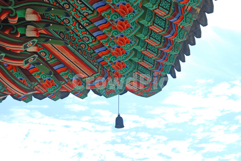 절,사찰,단청,종,하늘,배경,백그라운드,풍경,전통,건축,전통건축,한국,한국전통,무늬,문양,전통무늬,전통문양,지붕,한옥,한국전통,한국문화,korean traditional,korean culture,건축물,건물외관,exterior,building,structure,architecture,construction