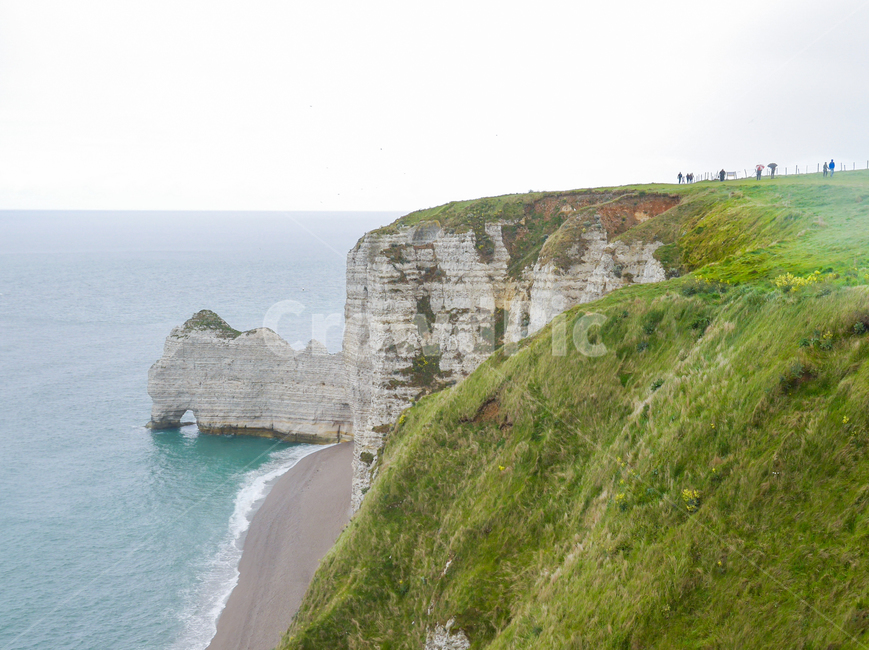 프랑스,노르망디,에트르타,유럽,풍경,경치,해안,해안가,마을,소도시,작은마을,유명한,명소,관광명소,해안도시,바다,바닷가,절벽,해안절벽,어촌마을,코끼리,코끼리바위,코끼리절벽,지형,해안지형,랜드마크,landmark,tourist attraction,해외,외국,세계,foreign,oversea,world,세계랜드마크,해외랜드마크,외국랜드마크,world landmark,world tourist attraction,사람들,대중,군중,other people,crowd,nature,자연,cliff,낭떠러지,outdoors,옥외,ocean,대양,sea,water,물,shoreline,해안선,land,땅