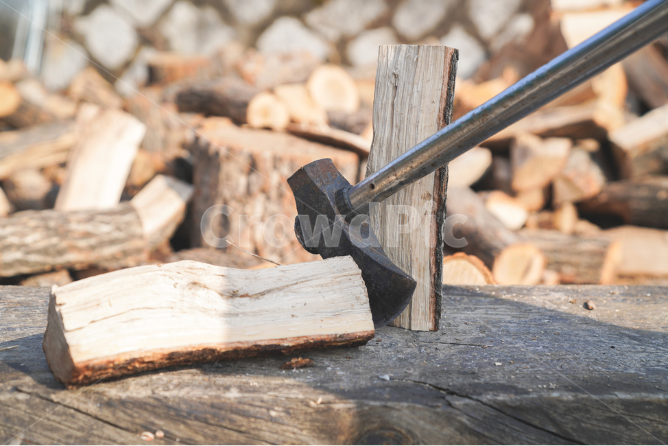 장작,장작패기,통나무,참나무,도끼,나무,커팅,자르기,패기,장비,분리,분리된,산업,벌목,위험한,숲,소나무,뗄감,더미,토막,겨울나기,cutting,woodmaterial,nature,tree,equipment,log,axe,firewood,separation,businessfinanceandindustry,danger,forest,frontview,gardeningequipment,horizontal,lumberjack,occupation,outdoors,people,photography,pinaceae,plant,planting,sharp,skill,slice,sprucetree,timber,worktool,working,나무,trees,wood,사물,물건,오브젝트,thing,object,matter