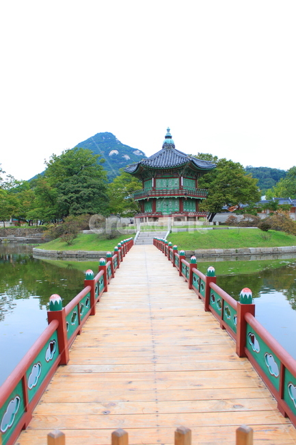 경복궁,풍경,경회루,호수,다리,나무,지붕,한국전통,한국문화,한국명소,건물외관,건축물,koreantraditional,koreanculture,landmarkexterior,building,structure,architecture,construction